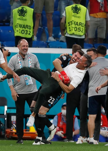 Luis Enrique celebra con Unai Simón el pase a semifinales de la Euro 2020 tras vencer por penaltis a Suiza.