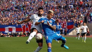Futbol, Universidad de Chile vs Colo Colo.
Fecha 19, Campeonato Nacional 2024.
El jugador de Universidad de Chile Leandro Fernandez, derecha, disputa el balon contra Emiliano Amor de Colo Colo durante el partido de primera division disputado en el estadio Nacional en Santiago, Chile.
10/08/2024
Felipe Zanca/Photosport
Football, Universidad de Chile vs Colo Colo.
19th turn, 2024 National Championship.
Universidad de Chile's player Leandro Fernandez, right, vies the ball against Emiliano Amor of Colo Colo during the first division match held at the Nacional stadium in Santiago, Chile.
10/08/2024
Felipe Zanca/Photosport