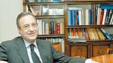 El presidente del Real Madrid posa orgulloso con las dos portadas de AS publicadas tras los dos triunfos de su equipo en el Camp Nou en las últimas temporadas.