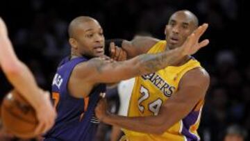 Kobe Bryant disputa la posición con P.J. Tucker, de los Suns, durante el partido de esta noche en Los Ángeles.