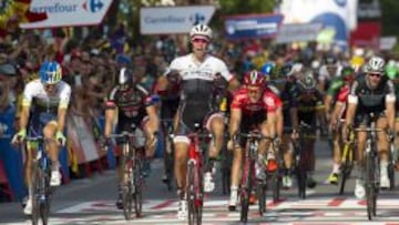 Danny Van Poppel cruza dominador la meta de Lleida.