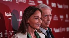 El escritor y Premio Nobel de Literatura, Mario Vargas Llosa (d), y su pareja Isabel Preysler a su entrada para recibir el premio de Madrileño del Año 2022 en el Teatro Real, a 10 de octubre de 2022, en Madrid (España). El escritor Mario Vargas Llosa ha recibido el premio ‘Madrileño del Año 2022’, en su segunda edición, después de que se reuniera hoy un jurado compuesto por destacados representantes de los ámbitos empresarial, cultural, científico y del sector de la comunicación. Este Premio es obra del grupo editorial Sganmedios y tiene como objetivo reconocer la labor de aquellas personas que destaquen por su contribución al desarrollo económico, social o cultural de Madrid, por su trayectoria profesional o por su compromiso con causas que favorezcan el progreso de la sociedad madrileña en su conjunto.
10 OCTUBRE 2022
Fernando Sánchez / Europa Press
10/10/2022