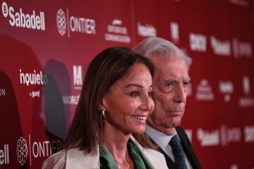 El escritor y Premio Nobel de Literatura, Mario Vargas Llosa (d), y su pareja Isabel Preysler a su entrada para recibir el premio de Madrileño del Año 2022 en el Teatro Real, a 10 de octubre de 2022, en Madrid (España). El escritor Mario Vargas Llosa ha recibido el premio ‘Madrileño del Año 2022’, en su segunda edición, después de que se reuniera hoy un jurado compuesto por destacados representantes de los ámbitos empresarial, cultural, científico y del sector de la comunicación. Este Premio es obra del grupo editorial Sganmedios y tiene como objetivo reconocer la labor de aquellas personas que destaquen por su contribución al desarrollo económico, social o cultural de Madrid, por su trayectoria profesional o por su compromiso con causas que favorezcan el progreso de la sociedad madrileña en su conjunto.
10 OCTUBRE 2022
Fernando Sánchez / Europa Press
10/10/2022