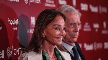 El escritor y Premio Nobel de Literatura, Mario Vargas Llosa (d), y su pareja Isabel Preysler a su entrada para recibir el premio de Madrileño del Año 2022 en el Teatro Real, a 10 de octubre de 2022, en Madrid (España). El escritor Mario Vargas Llosa ha recibido el premio ‘Madrileño del Año 2022’, en su segunda edición, después de que se reuniera hoy un jurado compuesto por destacados representantes de los ámbitos empresarial, cultural, científico y del sector de la comunicación. Este Premio es obra del grupo editorial Sganmedios y tiene como objetivo reconocer la labor de aquellas personas que destaquen por su contribución al desarrollo económico, social o cultural de Madrid, por su trayectoria profesional o por su compromiso con causas que favorezcan el progreso de la sociedad madrileña en su conjunto.
10 OCTUBRE 2022
Fernando Sánchez / Europa Press
10/10/2022