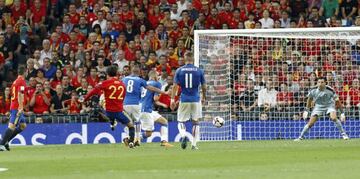 Isco, en el momento de marcarle uno de los dos goles que le hizo en el España-Italia.