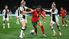 Melbourne (Australia), 24/07/2023.- (L-R) Kathrin Hendrich of Germany, Anissa Lahmari of Morocco and Svenja Huth of Germany compete for the ball during the FIFA Women's World Cup group H soccer match between Germany and Morocco in Melbourne, Australia, 24 July 2023. (Mundial de Fútbol, Alemania, Marruecos) EFE/EPA/JAMES ROSS AUSTRALIA AND NEW ZEALAND OUT EDITORIAL USE ONLY
