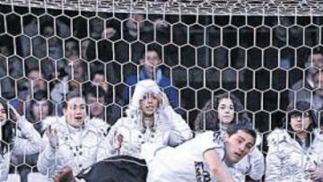 <b>CASILLAS, BLANCO Y RADIANTE</b> Casillas, que ya había vestido de blanco tanto en el Madrid como en la Selección, volvió a ser el jugador más destacado del partido y el principal artífice de que el Celta no lograra un mejor resultado. No es raro que el guardameta sea hoy el representante de su equipo en los premios Laureus que se entregarán esta noche en Barcelona. En la imagen, Iker despeja un tiro durísimo de Baiano tras pared con Nené.