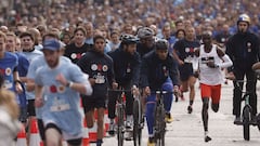 Kenyan marathon runner Eliud Kipchoge (R) in action during the &#039;Marathon pour Tous&#039; event (Marathon for all) as part of the Paris 2024 Olympic and Paralympic Games on the Champs Elysees in Paris, France, 31 10 October 2021. 