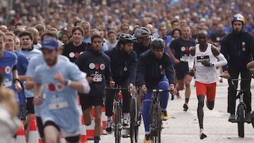 Kenyan marathon runner Eliud Kipchoge (R) in action during the 'Marathon pour Tous' event (Marathon for all) as part of the Paris 2024 Olympic and Paralympic Games on the Champs Elysees in Paris, France, 31 10 October 2021.