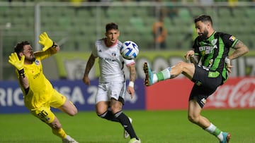 El jugador de Colo Colo, Fernando De Paul, disputa el balón con Gonzalo Mastriani de America MG durante el partido por Copa Sudamericana.