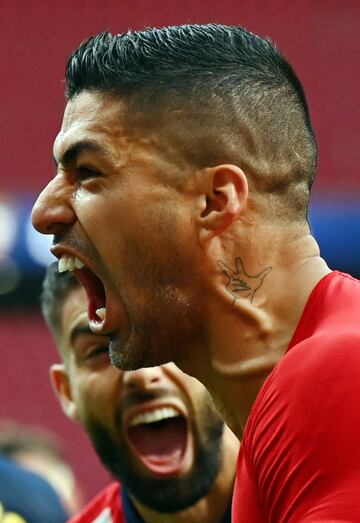 Luis Su¨¢rez celebra el 2-1 al Osasuna.