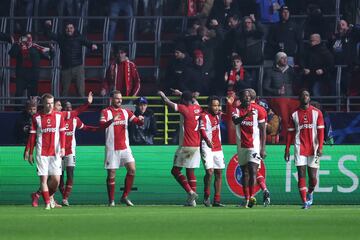 2-1. Vincent Janssen celebra el segundo gol que marca en el minuto 55 con sus compañeros.