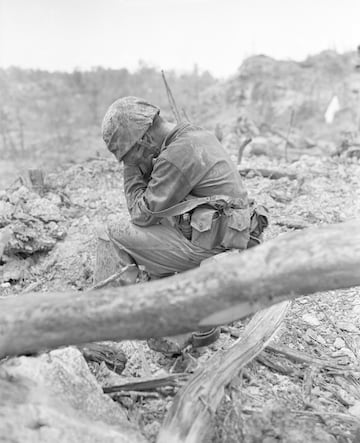 Un soldado durmiendo durante la batalla en el Aeródromo de Peleliu.