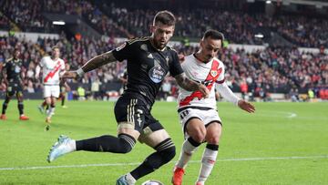 Carles Pérez controla un balón ante la presión de Álvaro.