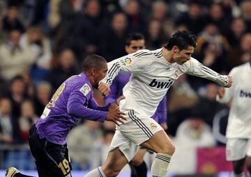 Cristiano vuelve a ser expulsado unos meses después de fichar por el Real Madrid. Golpeó al jugador del Málaga Mtiliga causándole una hemorragia nasal. 