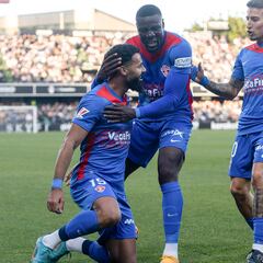 Nico reparte dos goles que dejan al Elche a puertas del ascenso directo
