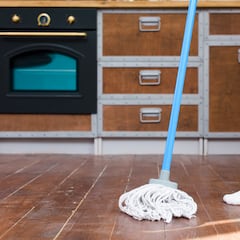 Raquel García, experta en limpieza, revela el truco para limpiar el suelo con el máximo brillo: “Quedará pegajoso”