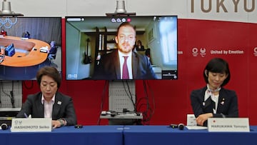 El presidente del Comité Paralímpico Internacional Andrew Parsons interviene junto a la presidenta del comité organizador de Tokio 2020 Seiko Hashimoto y la ministra japonesa para los Juegos Olímpicos Tamayo Marukawa en una rueda de prensa.