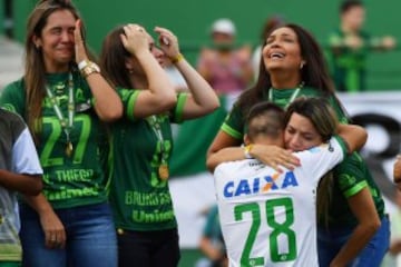 Emotivo homenaje a las víctimas del accidente aéreo de Chapecoense Most of the members of the Chapocoense football team perished in a November 28, 2016 plane crash in Colombia. / AFP PHOTO / NELSON ALMEIDA