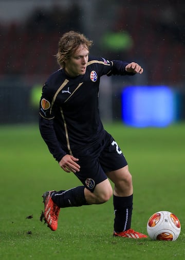 Debutó con el Dinamo Zagreb el 24 de octubre de 2012 con 16 años, 4 meses y 6 días.
