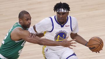 San Francisco (United States), 05/06/2022.- Golden State Warriors center Kevon Looney (R) keeps the ball from Boston Celtics center Al Horford (L) during the first quarter of game two of the National Basketball Association (NBA) Finals series between the Golden State Warriors and the Boston Celtics at the Chase Center in San Francisco, California, USA, 05 June 2022. (Baloncesto, Estados Unidos) EFE/EPA/JOHN G. MABANGLO SHUTTERSTOCK OUT
