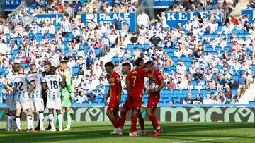 SAN SEBASTIÁN, 24/09/2023.- Los jugadores de la Real Sociedad y el Getafe SAD al final de la primera parte durante el partido liguero que enfrentó al Real Sociedad y el Getafe en el estadio Anoeta en San Sebastián, este domingo. EFE/ Javier Etxezarreta