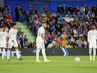 GETAFE (COMUNIDAD DE MADRID), 19/10/2025.- Los jugadores del Real Madrid durante el parón simbólico que había convocado el sindicato de jugadores AFE para protestar "por la falta de transparencia, diálogo y coherencia de LaLiga" sobre la posibilidad de disputar el Villarreal-Barcelona en Miami, antes del inicio del partido de la jornada 9 de LaLiga EA Sports que Getafe y Real Madrid disputan hoy domingo en el Coliseum, en Getafe (Comunidad de Madrid). EFE/Mariscal. .