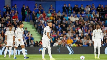 GETAFE (COMUNIDAD DE MADRID), 19/10/2025.- Los jugadores del Real Madrid durante el parón simbólico que había convocado el sindicato de jugadores AFE para protestar "por la falta de transparencia, diálogo y coherencia de LaLiga" sobre la posibilidad de disputar el Villarreal-Barcelona en Miami, antes del inicio del partido de la jornada 9 de LaLiga EA Sports que Getafe y Real Madrid disputan hoy domingo en el Coliseum, en Getafe (Comunidad de Madrid). EFE/Mariscal. .