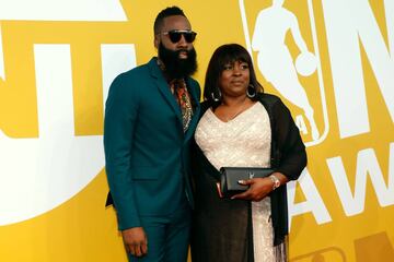 El base de Houston Rockets acudió a la gala acompañado de su madre.