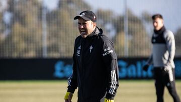 Eduardo Coudet grita durante un entrenamiento del Celta en la ciudad deportiva del club vigués, con Santi Mina al fondo.