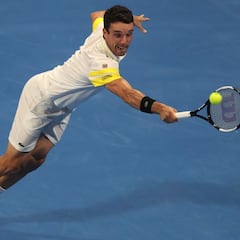 Bautista reacciona ante el gigante Opelka con remontada