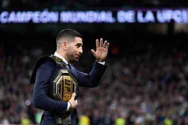 Ilia Topuria tiene la ambición de traer la UFC a España, peleando en el Santiago Bernabeú. En las ruedas de prensa, ‘La Leyenda’ confiesa que Dana White, CEO de la UFC, le comunica que es posible. Todavía no hay fecha oficial, pero existen acercamientos y se espera que se celebre en algún año entre 2026 y 2028.