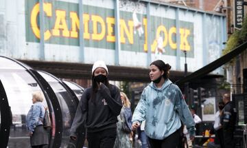 En el  barrio londinense de Camden Town, conocido por sus variopintas calles y reconditos callejones de ladrillo marron, se mezclan devoción por la música y el amor por el fútbol.