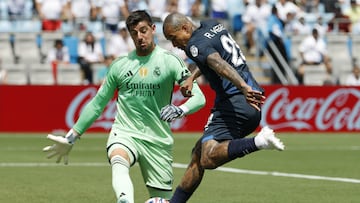 CHARLOTTE (United States), 22/06/2025.- Pachuca Kenedy (R) misses a shot on goal as Real Madrid goalkeeper Thibaut Courtois (L) defends during the FIFA Club World Cup 2025 match between Real Madrid and Pachuca in Charlotte, North Carolina, USA, 22 June 2025. (Mundial de Fútbol) EFE/EPA/ERIK S. LESSER