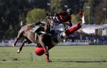 Mario Silva se estrella con el vertical del arco  durante el partido valido entre Chile y Pakistan por el Mundial de Polo. 