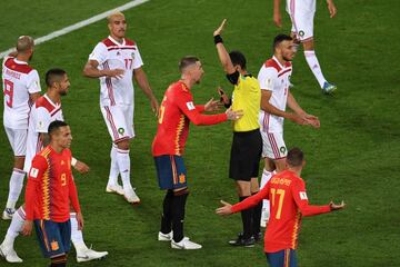 2-2. El VAR concedi¨® el segundo gol a Iago Aspas. Sergio Ramos con el ¨¢rbitro Ravshan Irmatov tras el tanto del gallego.