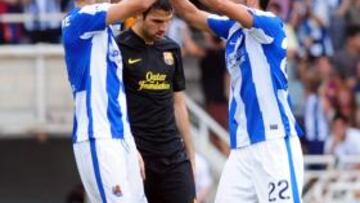 <b>LA FIESTA VA POR BARRIOS. </b>Fàbregas asiste desolado a la celebración del primer gol de la Real Sociedad.