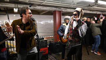 Bad Bunny sorprende con un show sorpresa en el metro de Nueva York