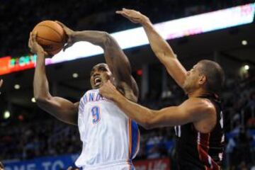 Serge Ibaka intenta anotar ante Shane Battier.