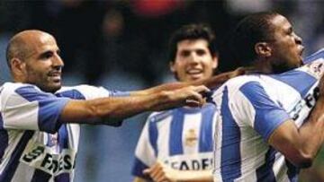 <b>CELEBRACIÓN A LO GRANDE. </b>Andrade marcó el gol del triunfo del Deportivo, tras una gran cabalgada que arrancó en su campo y lo festejó por todo lo alto.