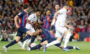 Rodrygo entre los jugadores del Barcelona, Sergi Roberto, Jules Koundé y Marcos Alonso.