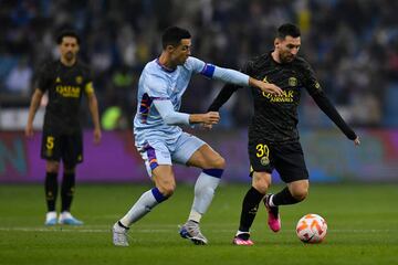 Leo Messi y Cristiano Ronaldo disputan la posesión del balón.