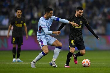 Leo Messi y Cristiano Ronaldo disputan la posesión del balón.