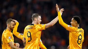 Amsterdam (Netherlands), 18/11/2023.- Wout Weghorst of Netherlands (C) celebrates with teammates after scoring the 1-0 opening goal during the UEFA EURO 2024 qualification match between the Netherlands and Ireland in Amsterdam, Netherlands, 18 November 2023. (Irlanda, Países Bajos; Holanda) EFE/EPA/Koen van Weel
