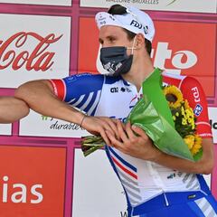 Bennett bate a Démare al esprint y el francés es nuevo líder