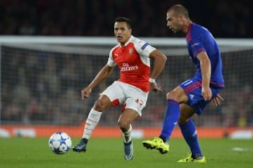 Alexis Sanchez durante el duelo de Arsenal ante Olympiacos por la segunda fecha de la Liga de Campeones.