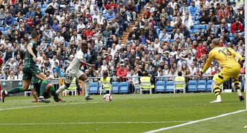 En el 56 de partido Vinícius realizó un jugadón. Recibió un buen balón al espacio, regateó a los defensas, pero Pau desvió su remate a bocajarro.