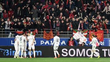 HUESCA, 17/12/2025.- Los jugadores de Osauna celebra el tercer gol, durante el partido de dieciseisavos de final de la Copa del Rey entre el Huesca y el Osasuna, este miércoles en el estadio de El Alcoraz. EFE/ Javier Blasco