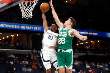 Javon Small, conduce a la canasta mientras el base de los Memphis Grizzlies, Javon Small, penetra hacia la canasta mientras el base de los Boston Celtics, Hugo González, defiende durante el último cuarto en el FedExForum.El guardia de los Celtics Hugo González defiende durante el último cuarto en FedExForum