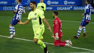 Atletico Madrid's Uruguayan forward Luis Suarez reacts after missing a goal opportunity during the Spanish League football match between Alaves and Atletico Madrid at the Mendizorroza stadium in Vitoria on January 3, 2021. (Photo by Cesar Manso / AFP